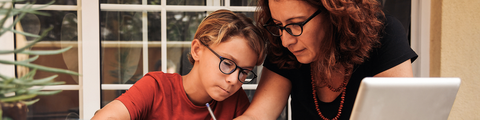 Mother and son completing schoolwork together | Digital classroom course | Digital Wings