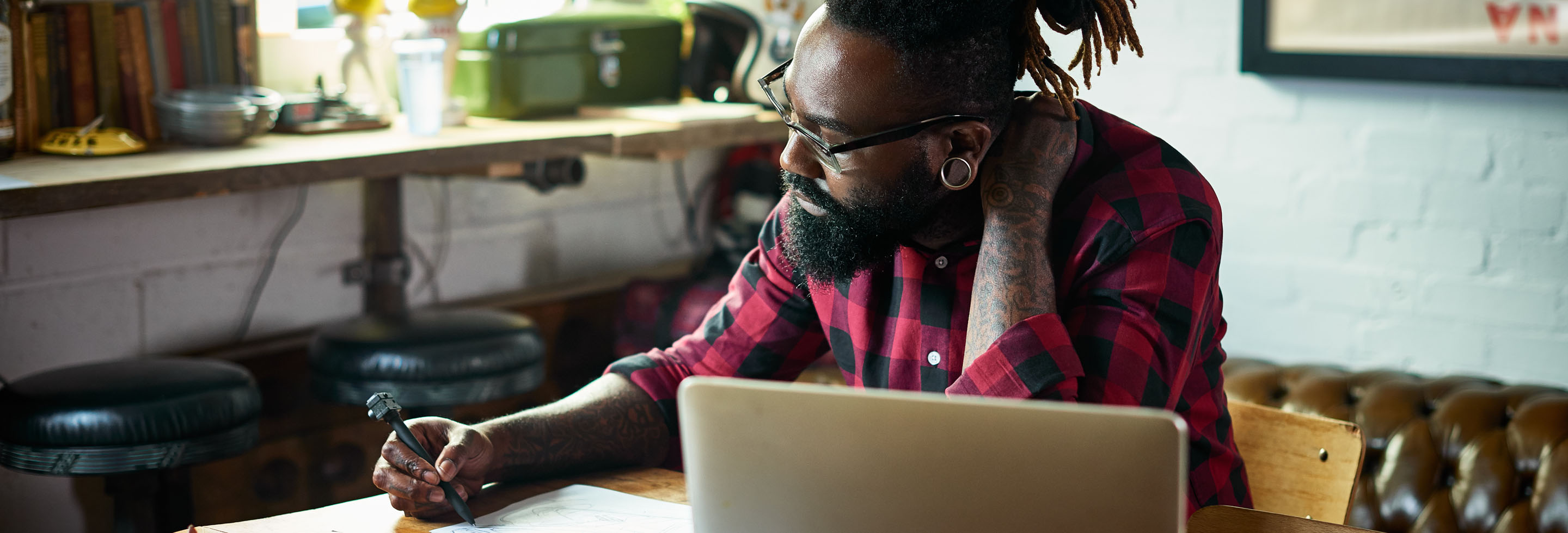 Business Man Writing Laptop 3 1