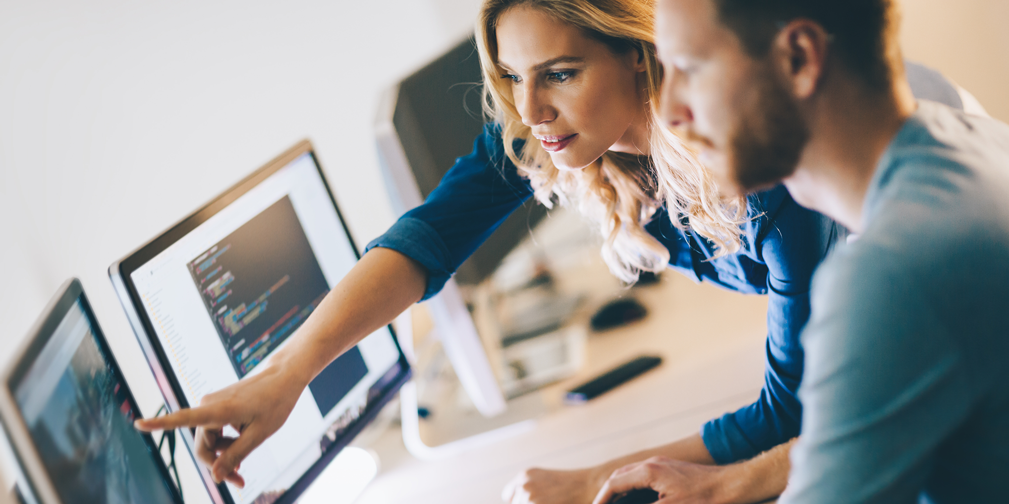 Man and woman looking at something on the computer screen together | digital wings social media for small businesses