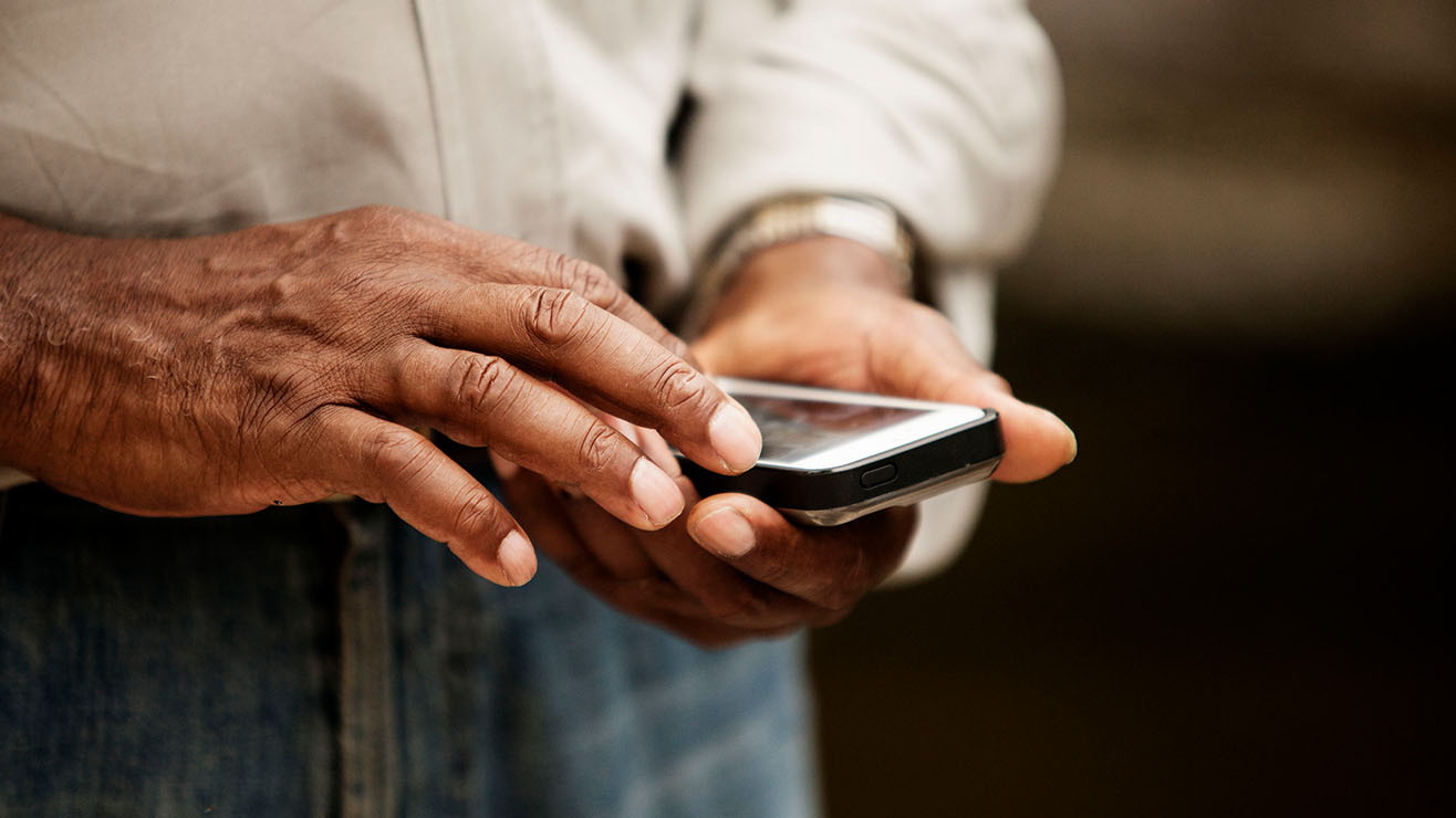 Bankfromhome Hands Mobile 16 9