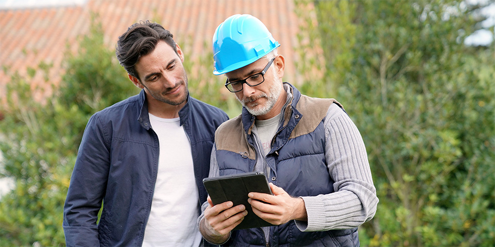 Forman and employee looking at a tablet